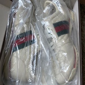 Selling a pair of Gucci women sneakers. Size 7.5. Color cream green and red.